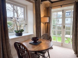 Blacksmiths Cottage a traditional cottage with garden and wood burning stove in Pooley Bridge, Ullwater - 3