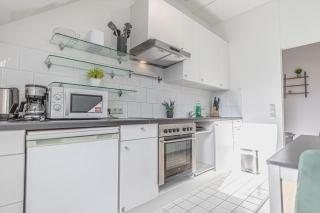 Spacious & Stylish 2BR Apartment in the City Center - 8