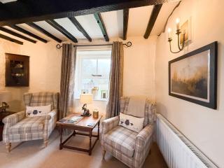 Blacksmiths Cottage a traditional cottage with garden and wood burning stove in Pooley Bridge, Ullwater - 1