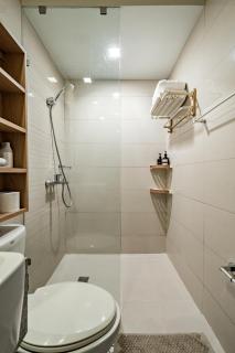 Golden Japandi 2BR Uptown Parksuits BGC with Dryer - 1