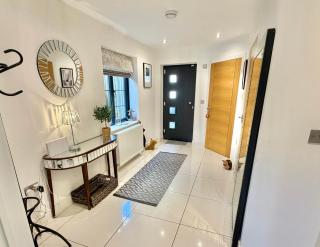 Modern Luxury Home - Hot Tub - 3 King Bedrooms - Free Parking - Close to Bars and Beaches - 6
