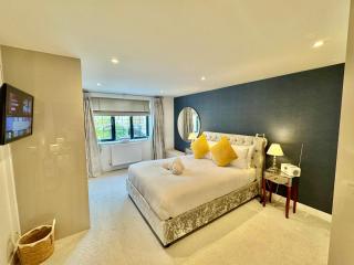 Modern Luxury Home - Hot Tub - 3 King Bedrooms - Free Parking - Close to Bars and Beaches - 7