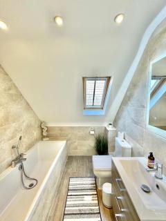 Modern Luxury Home - Hot Tub - 3 King Bedrooms - Free Parking - Close to Bars and Beaches - 1