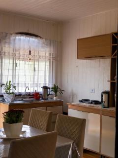 Casa com Churrasqueira e amplo espaço de lazer - 1