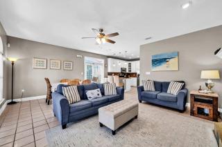 Family Paradise in Destin Pool Beach Grill - 2