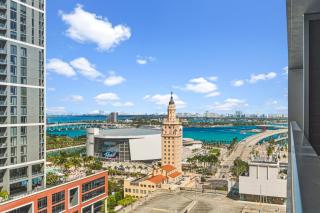 Central Downtown Condo Featuring Den & Skyline Views - 0
