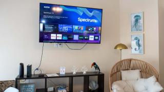 Fresh & Bright 1BR Condo - Pool View & Steps to Beach - 2