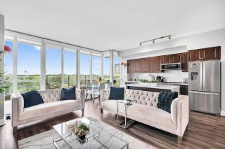 Downtown 2BR plus Den Condo with Lake Views and Parking - 0