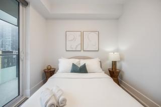 Condo by Rogers Centre & CN Tower - Free Parking - 5