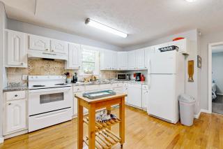 1 Mi to Pickwick Lake! Tranquil Wooded Cabin - 5