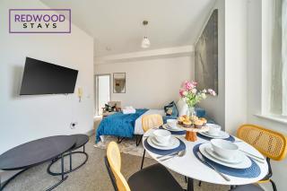 Modern 1 Bed 1 Bath Apartment for Corporates & Contractors, Free Parking, Wi-Fi & Netflix By Redwood Stays - 1