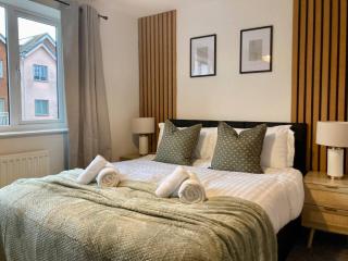 Ashford 4-Bed Townhouse with Garden and Parking - 2