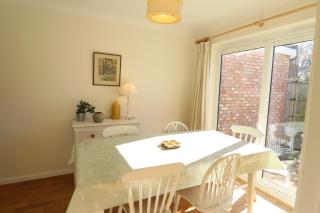 Modern 3 Bed House with Garden and Parking - 7