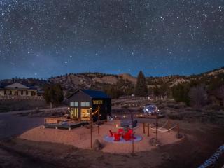 Stargazing Retreat with Hot Tub Deck Hammocks BBQ - 9