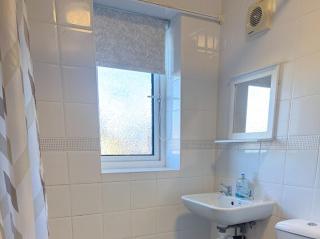 Contractor Friendly 3 Bedroom House Sleeps 5 with Free Parking - 6