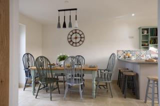 Family Country Cottage with Stunning Mountain View sleeps 12 - 2