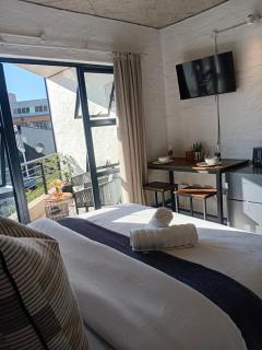 Cozy Urban Oasis - 7