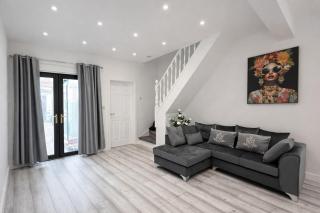 Stylish Modern Home Central Location - 1