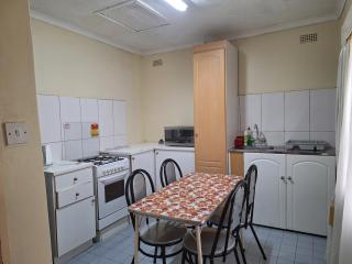 Ashley's 2 Bedroomed Guest Cottage - 1