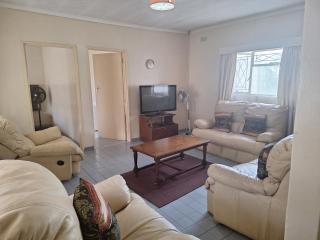 Ashley's 2 Bedroomed Guest Cottage - 8