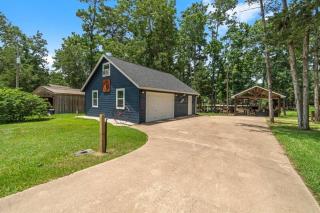 Lake Livingston Retreat, Firepit, Game Room - 1