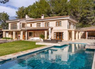 Traditional property with big pool and garden - 0