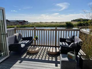 Lakeside Retreat, The Bay Filey, 2 bedrooms with ensuites, parking with EV charger - 0