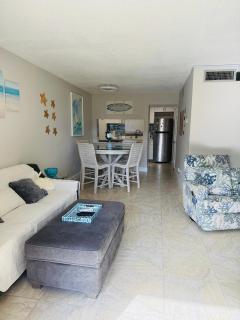 Bent Palm Club - Relaxing 1BR Beach Condo - Walk to Ocean - Pool - Balcony - Family Friendly - 9