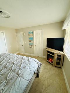 Bent Palm Club - Relaxing 1BR Beach Condo - Walk to Ocean - Pool - Balcony - Family Friendly - 1