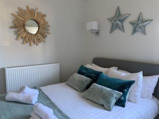 The Lake House, The Bay Filey, sleeps 4 in 2 double rooms with ensuites, 1 dog welcome - 2