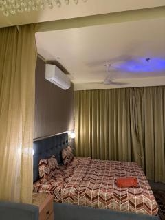 Cozy Stay At Supernova Noida - 4
