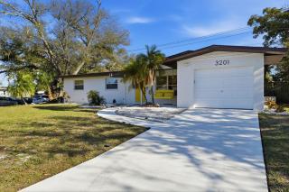 Poolside Retreat Sleeps 8 Putt Putt Hot Tub - 4