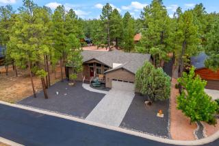 Spacious 3BR Cabin Deck Fireplace & Forest Views - 0