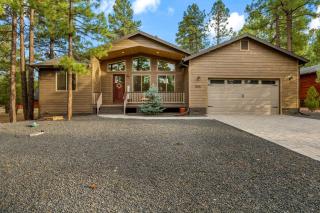 Spacious 3BR Cabin Deck Fireplace & Forest Views - 4