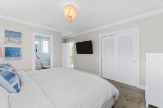 Modern Pool Home near Downtown 3 bed 2 bath - 9