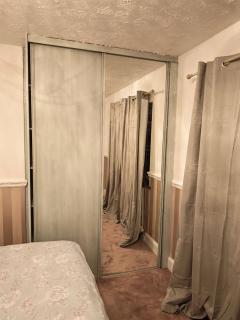 King size bedroom in Stanley county Durham - 9