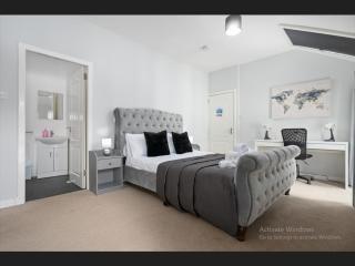 Modern 5-Bedroom House - Bannockburn - 5