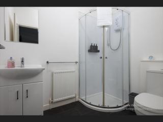 Modern 5-Bedroom House - Bannockburn - 3