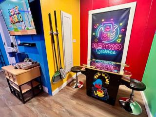 GameZone with PacMa Arcade, WiFi, Free Parking - 3