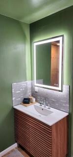 Zen Retreat-Jacuzzi, kitchenette, Walk to fun - 2