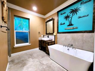 Tropical Spa Studio, Jacuzzi, Kitchen, Sparks - 9