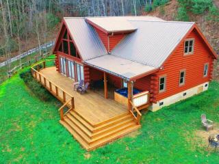 Sophie's Choice Secluded Luxury Log Cabin, Hot Tub, Pool Table, Fire Pit, Close to Town - 3