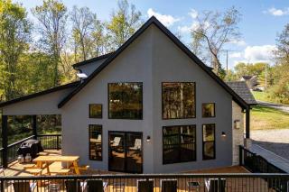 Kays Lavish Bear Cave Cabin - 0