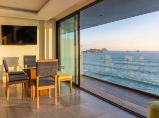 Oceanfront Condo on the Malecon - 9
