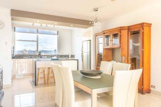 Glamorous 2BD Escape, Breathtaking Panoramic Views - 6