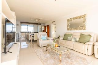 Glamorous 2BD Escape, Breathtaking Panoramic Views - 2