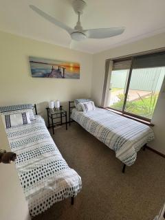 Far Horizons 13 Trigg St Port Elliot Coastal Views- Linen Included - 2