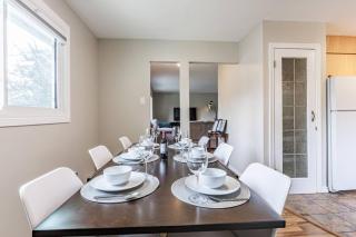 WEM, AC, 5BR Bungalow, Foosball, Off-Leash Ravine - 9