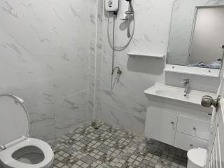 2BR Lakefront Terrace Home - 2