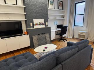 Walk to Lincoln Park, North Avenue Beach, and Second City! Lovely Old Town Charm! condo - 7